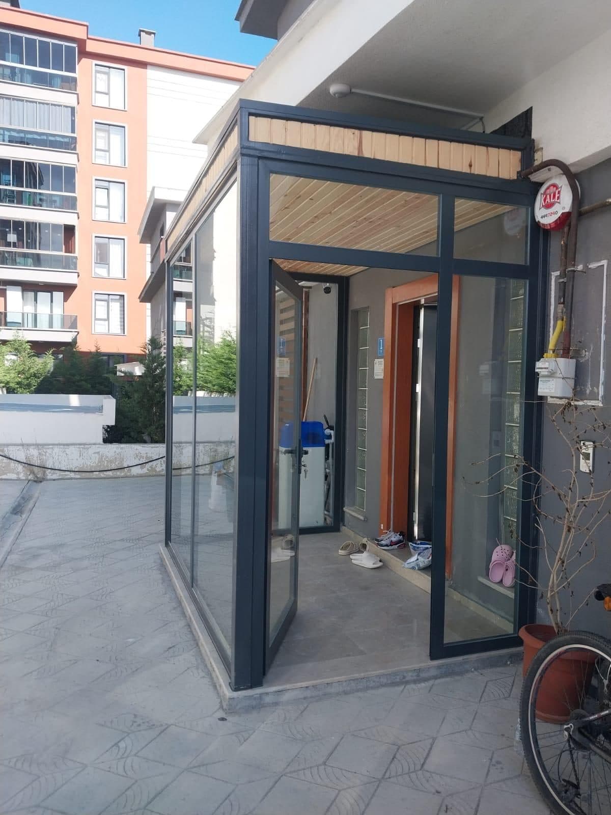 Bina girişi cam rüzgarlık kabini