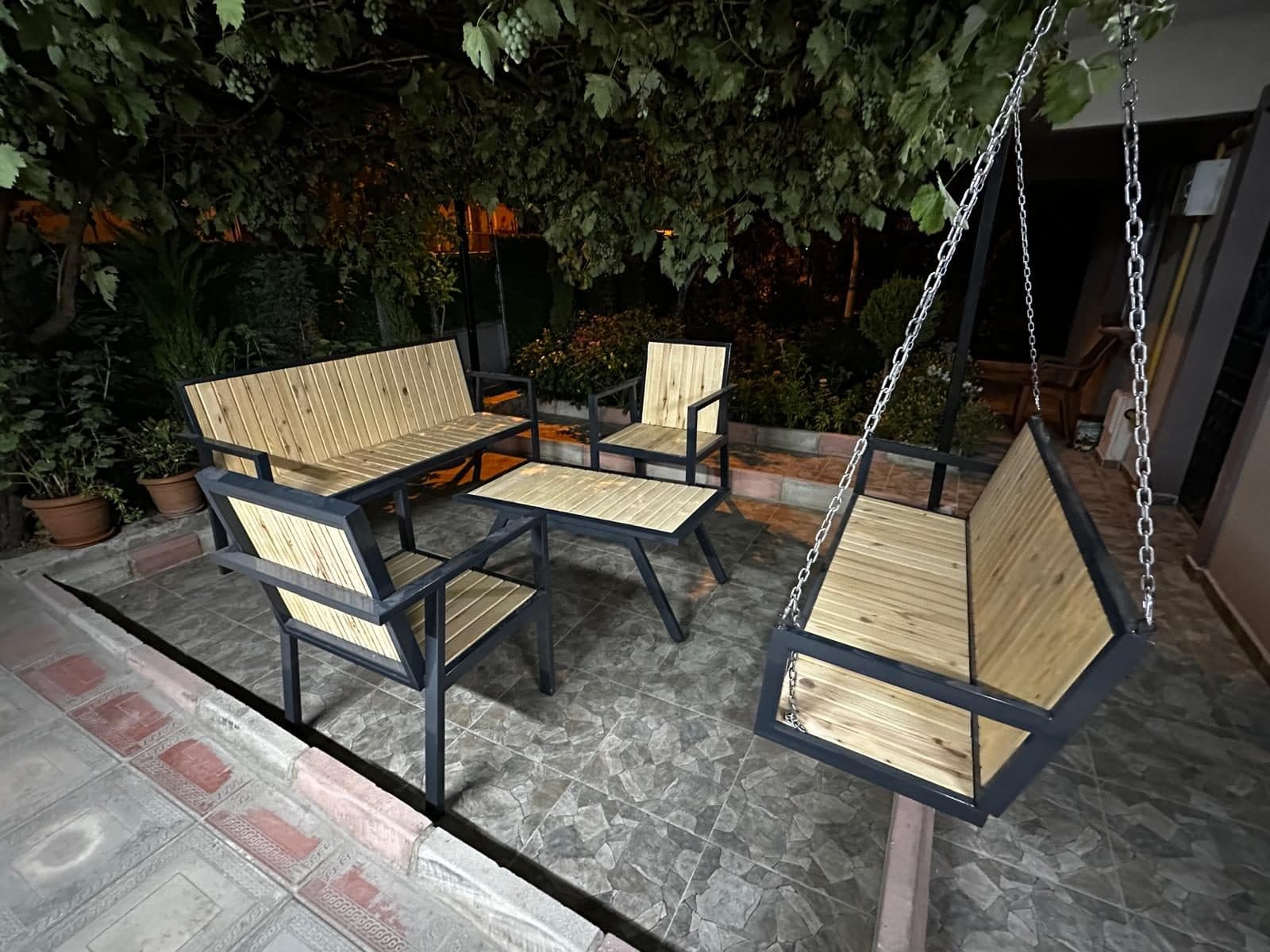Metal iskeletli ahşap bahçe oturma grubu ve salıncak