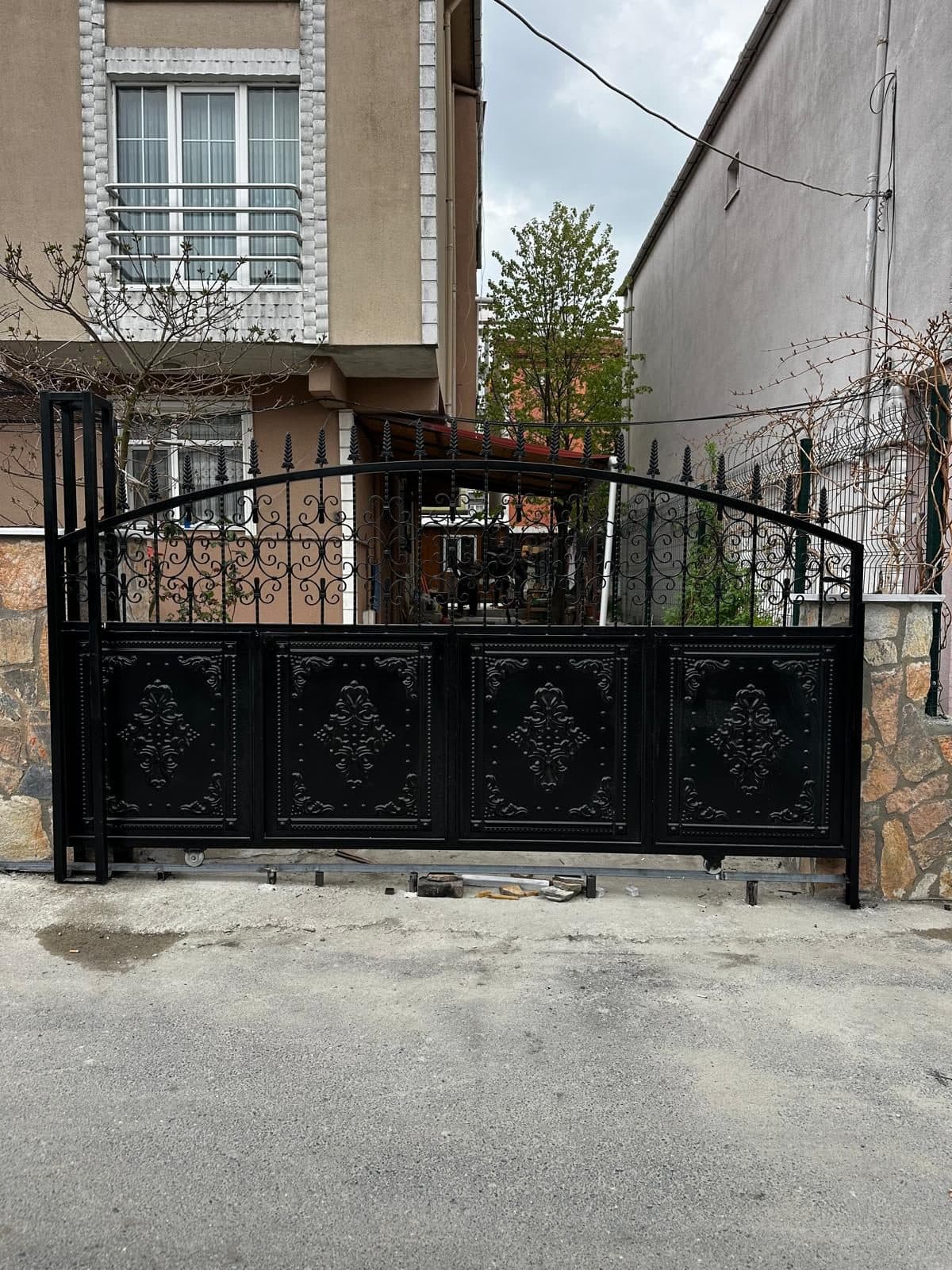Toprak Metal imalatı ferforje sürgülü bahçe kapısı
